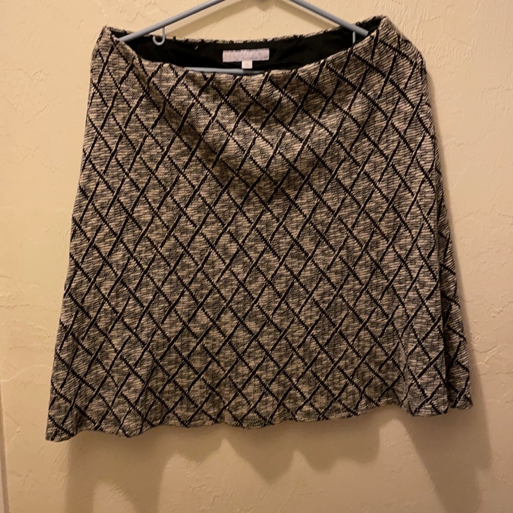Cute lined skirt.